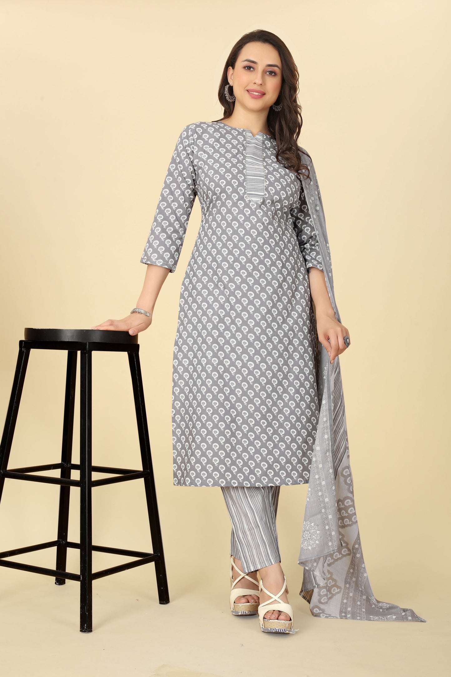 Grey Women Cotton Fabric Floral Print Straight Kurti,Pant with Dupatta